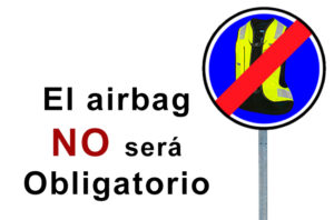 Cartel con una señal de trafico que indica prohibido airbags de moto y un texto que especifica que no será obligatorio