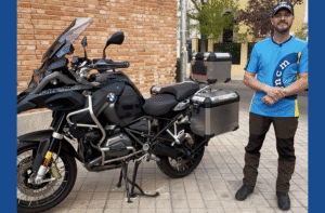 tutorial subir la moto al caballete, monitor de ENCM explicando técnica paso a paso