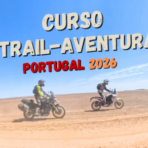 Dos motoristas cruzando una pista de tierra