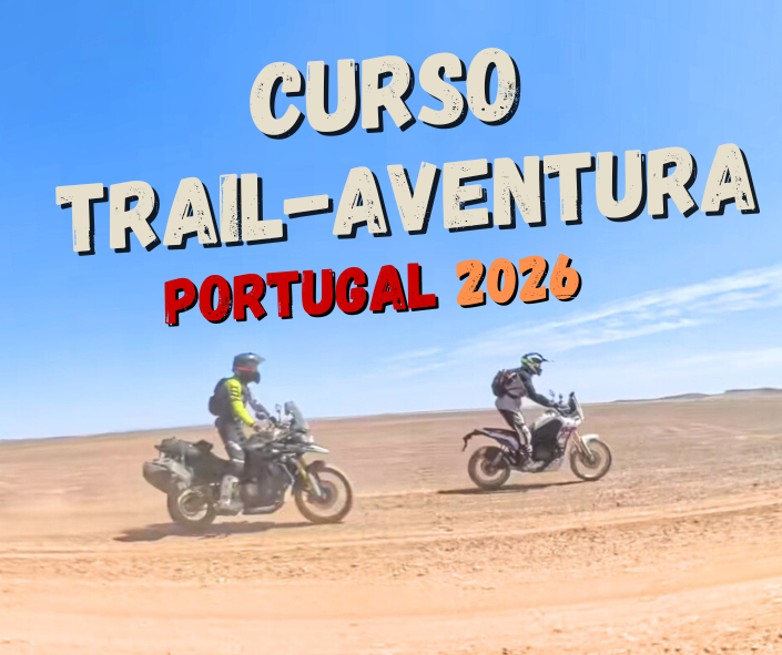 Dos motoristas cruzando una pista de tierra